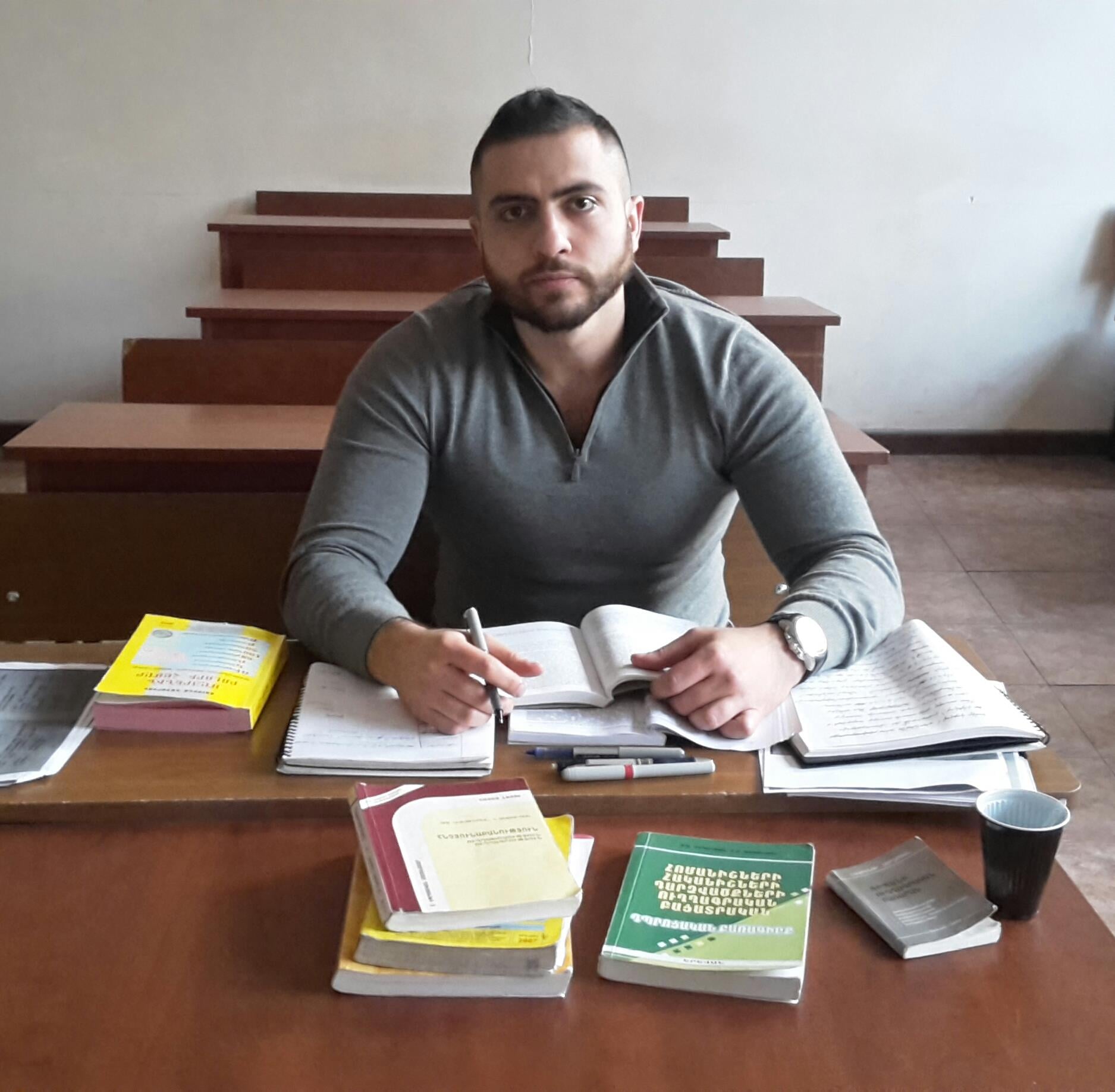 Արդեն իսկ մոտ 2-3 տարի է, ինչ ինքնուրույն պարապում եմ Հայոց լեզու...