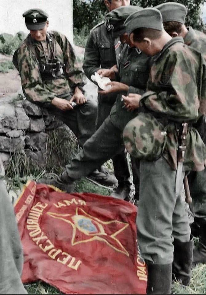 Վաֆֆեն ՍՍ-ի զինվորները տրոհում են Սեվետի դրոշը։ Մա'հ մարքսիզմին։