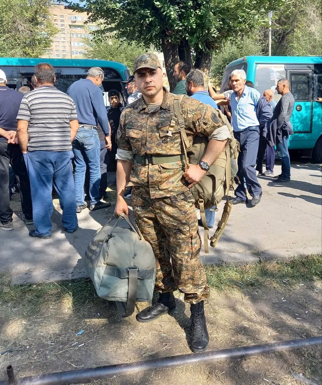 Համազգեստս հագած՝ երկու մեծ ուսապարկեր էի...