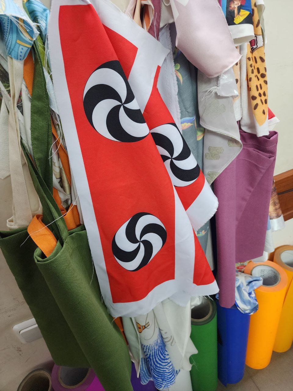 Հոսանքի նոր թևկապեր տպելու համար Կենտրոնում...