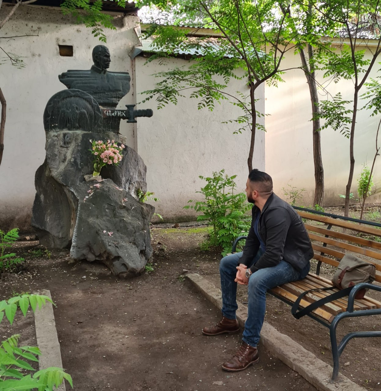 Հայաստանում շատերի մոտ, հատկապես «գողական» մտածելակերպ ունեցող մարդկանց մոտ չի ընդունվում առաջնորդ ունենալու գաղափարը...