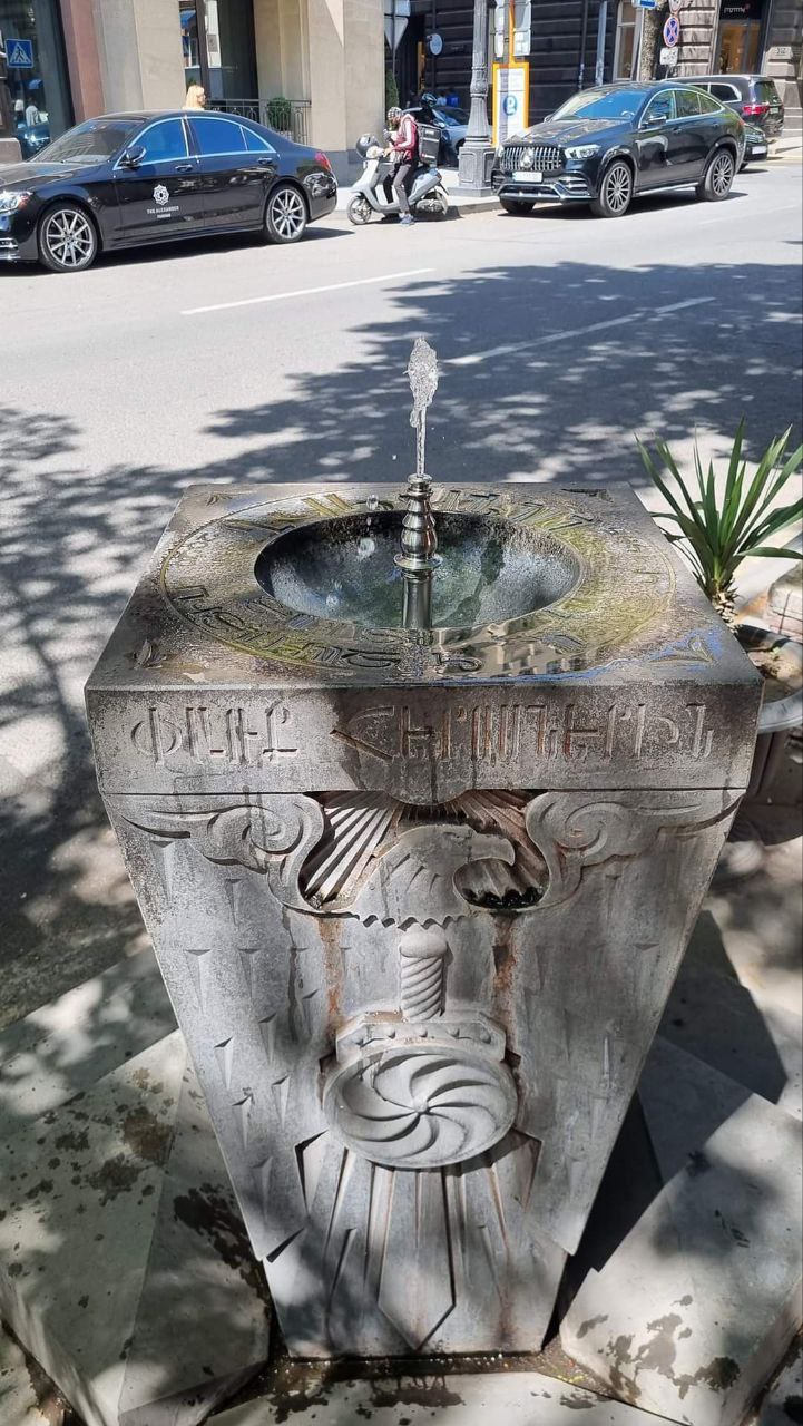 Երևանի ցայտաղբյուրներից մեկը։ Վրայի պատկերը շատ նման է Հոսանքի զինանշանին...