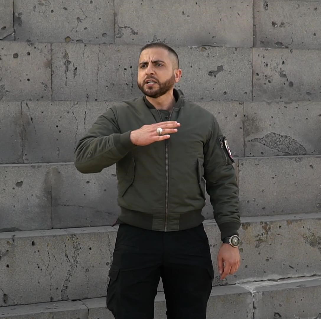 Մարդկանց դիմաց ճառ ասելու ժամանակ ակտիվորեն ժեստեր օգտագործելը չի նշանակում «Հիտլերին նմանակվել»...