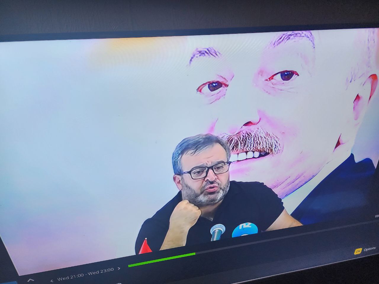 Սրանք բողոքում են նիկոլի թրքամետ լինելուց, բայց ասուլիս են տալիս էս տականքի նկարը իրենց հետևում տեղադրած...