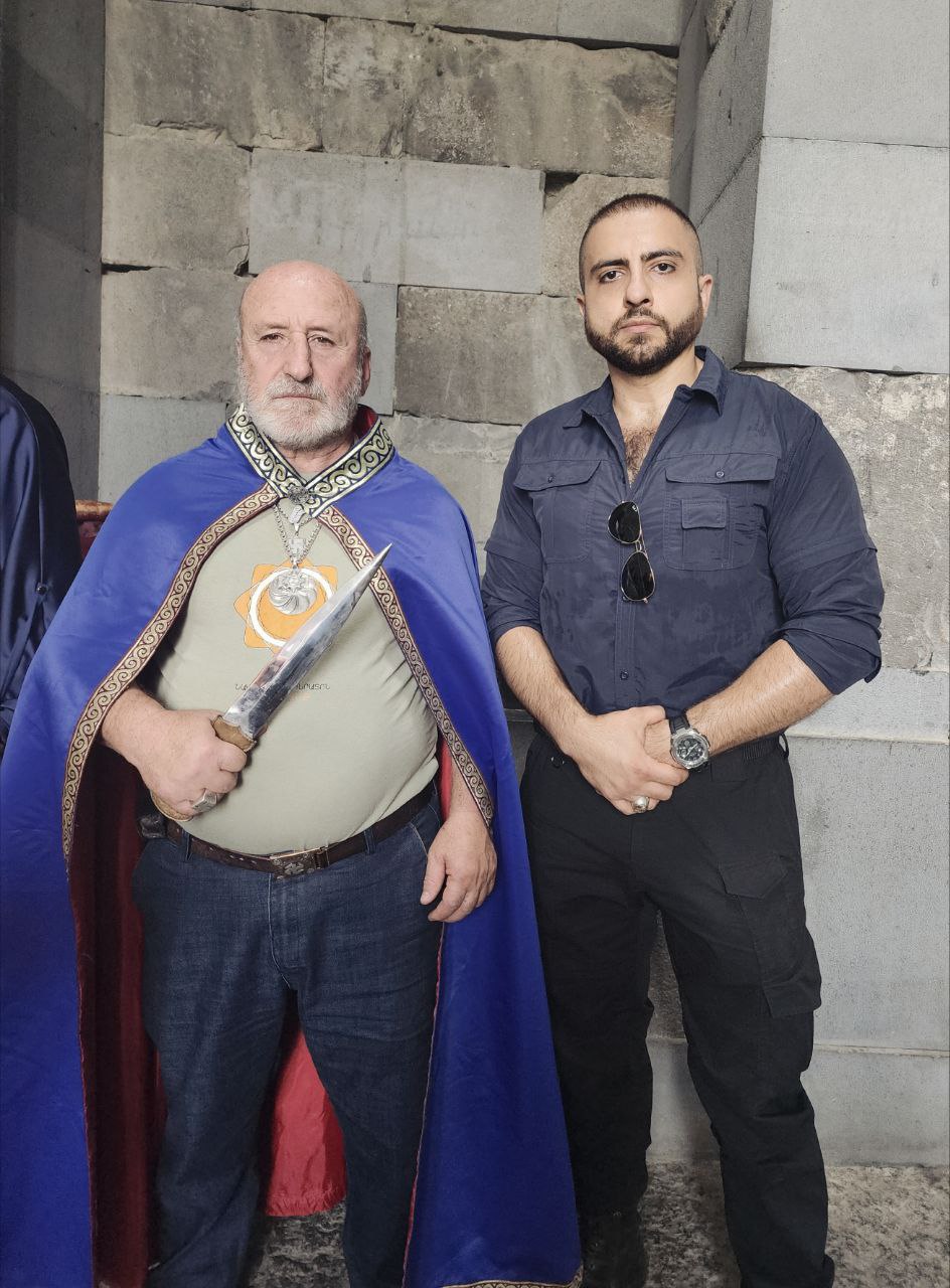 Քուրմ Վարուժ-ի հետ Գառնի Տաճարում