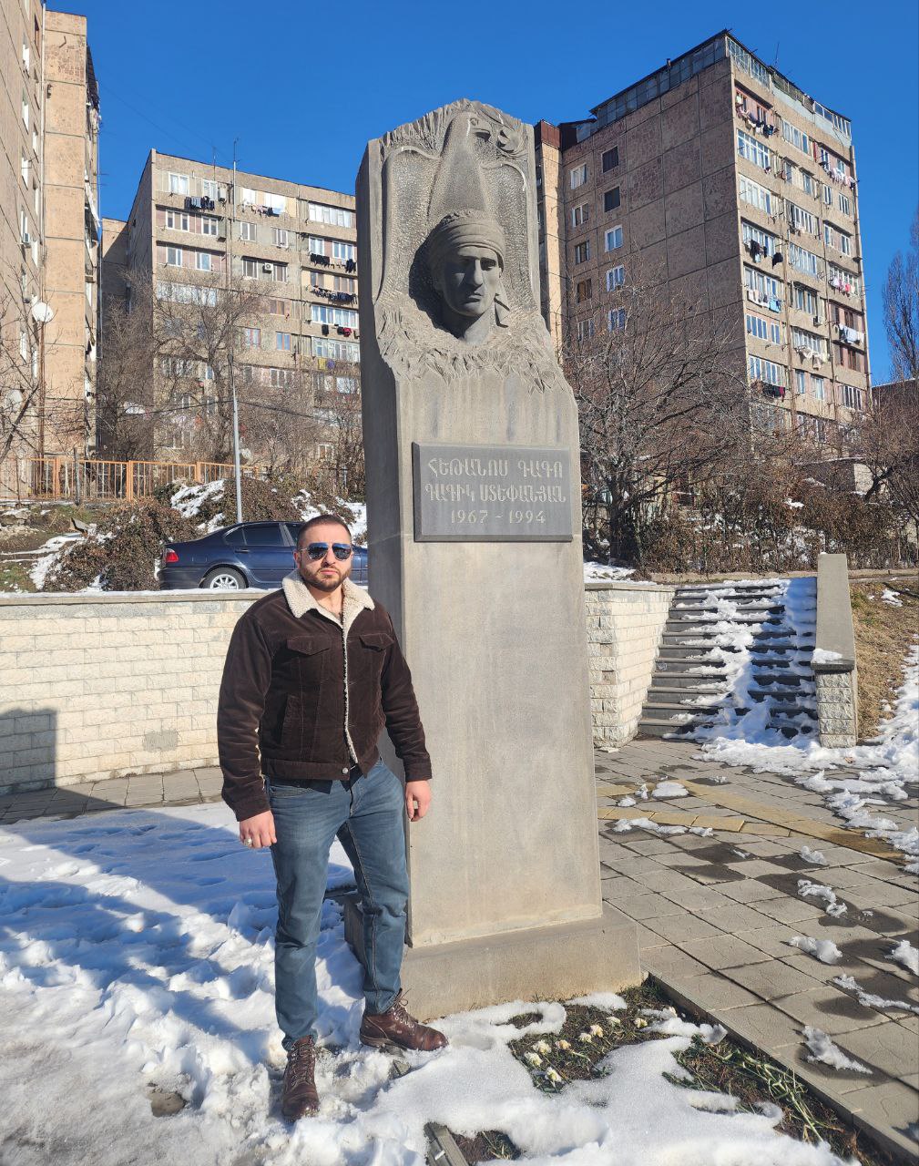 Արցախյան ազատամարտի հերոս Գագիկ Ստեփանյան Հեթանոս Գագոյի կիսանդրու մոտ...