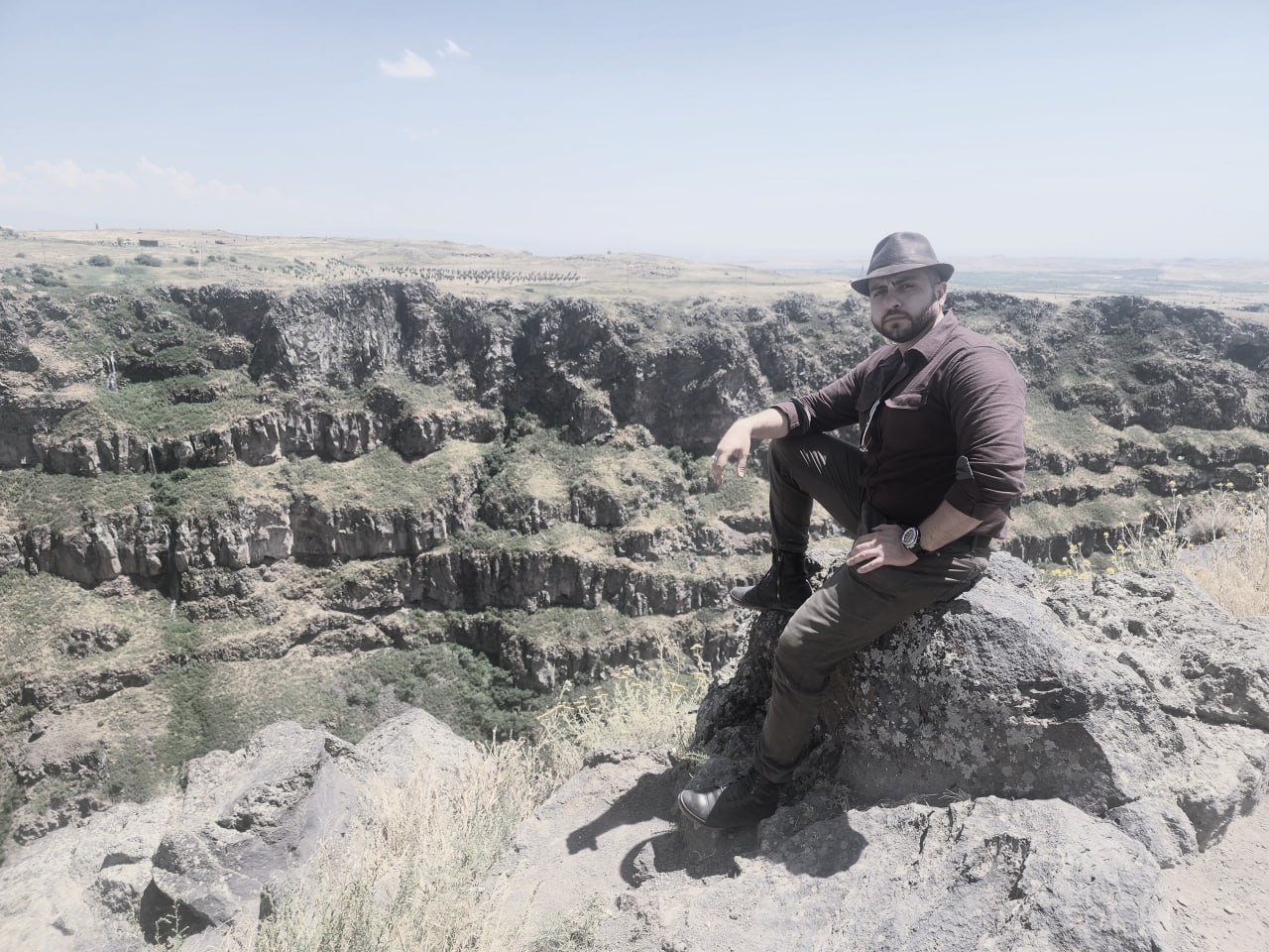 Երկու օր առաջ գնացի Սաղմոսավաիք էր տեղի ունենում։ Փարքինգում տեսա ամեն տեսակ թանկարժեք ու նոր մեքենաներ՝ Մայբախ, ԲՄՎ, Մերսեդես՝ կողք-կողքի շարած, կարծես մեքենաների ցուցադրություն լիներ...