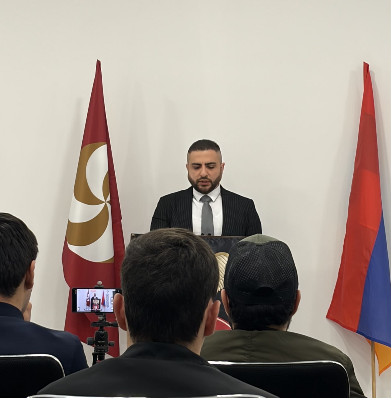 Քաղաքական տեսանկյունից կարող ենք մեր հասարակությունը բաժանել...