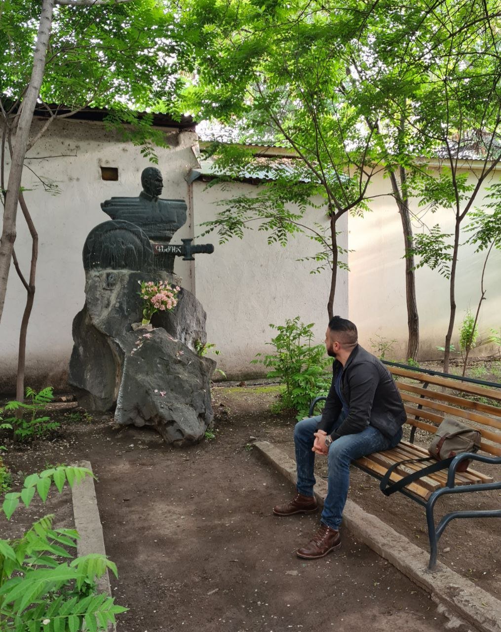 Գրասենյակի բակում` մտորումների մեջ։ Նա Նժդեհ եղավ, որ մենք նժդեհ չլինենք։