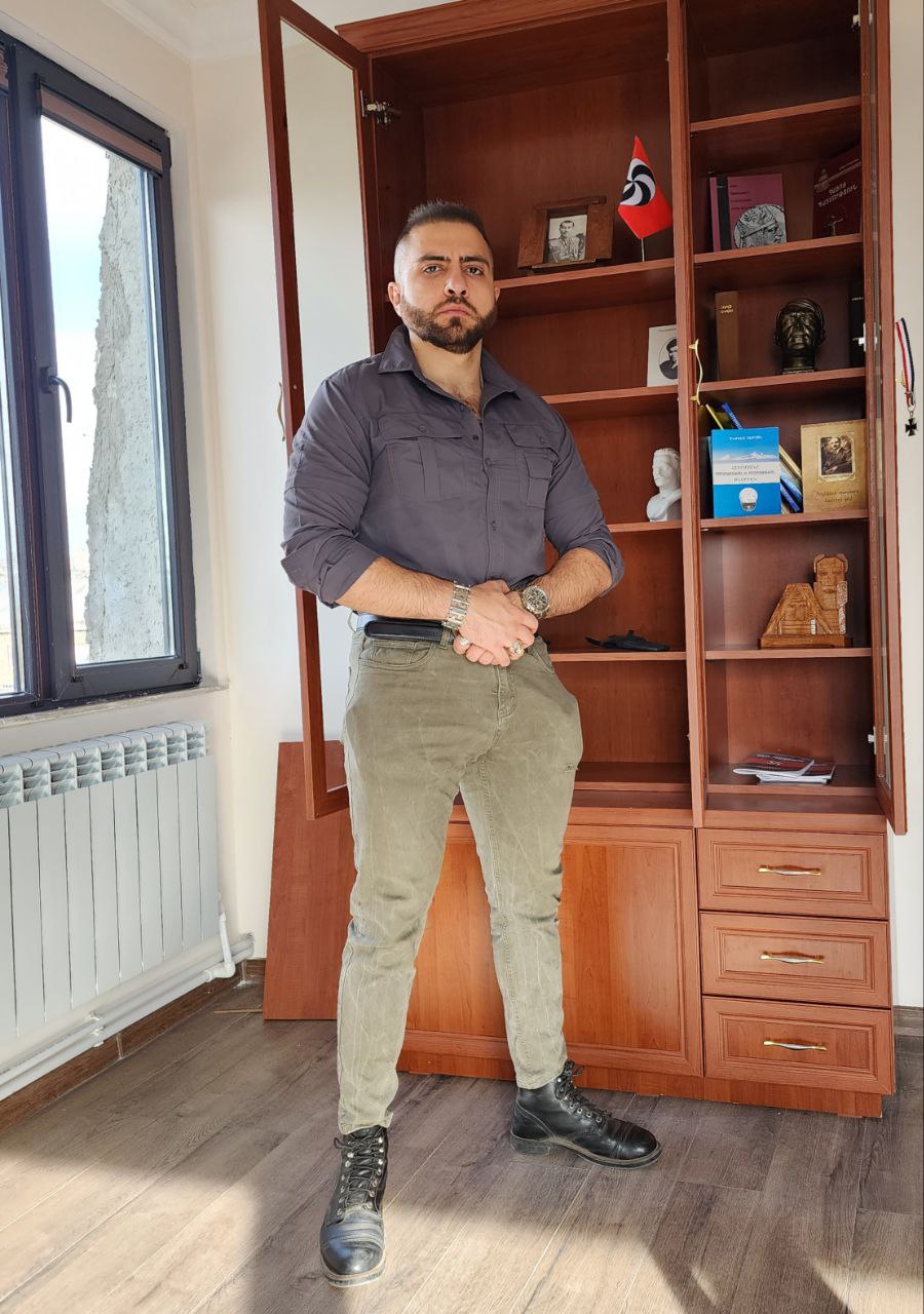 Մարդ իր ազգին միայն վնաս է տալիս եթե...