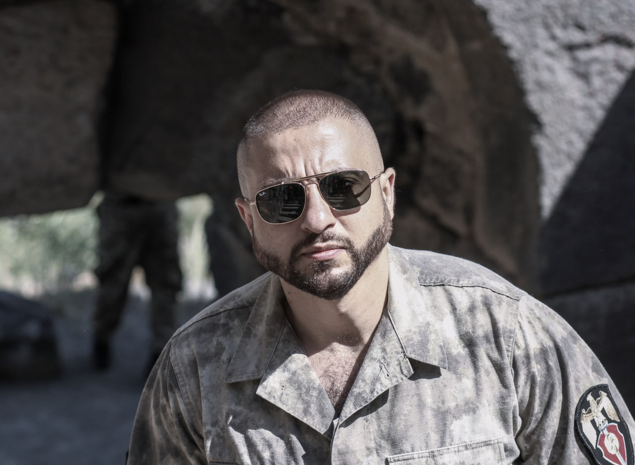 Հզոր բանա՛կ, անառի՛կ սահմաններ, կանգո՛ւն Հայրենիք